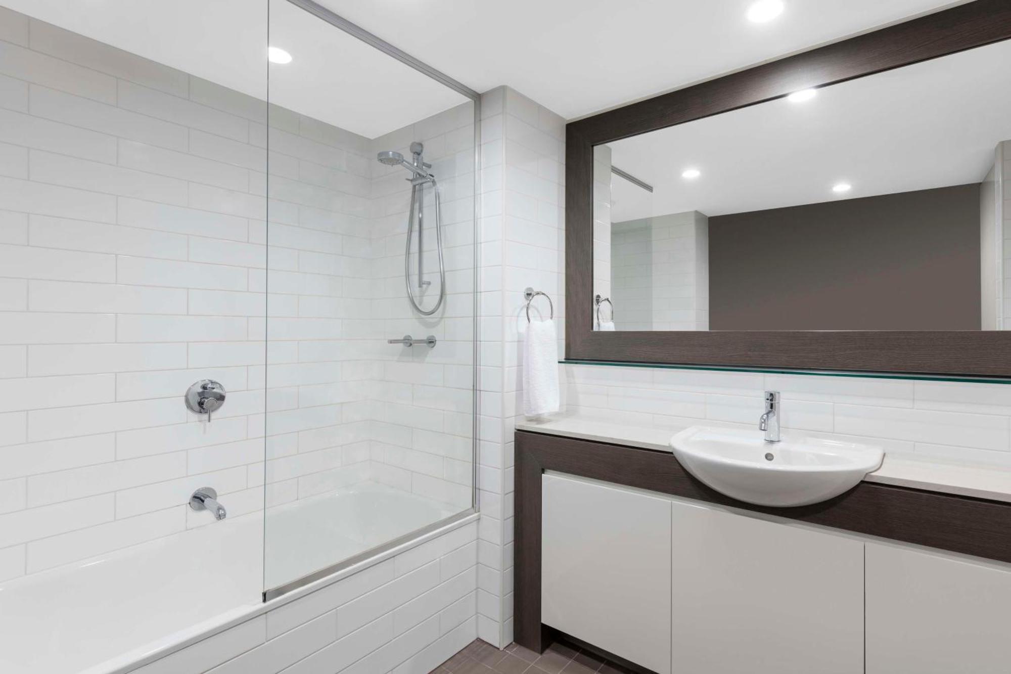 Adina Waterfront 4*