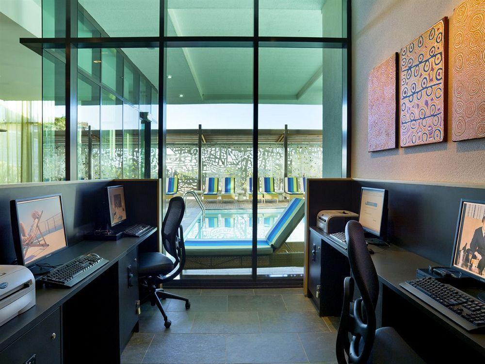 Adina Waterfront Aparthotel 4*
