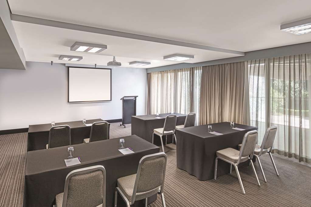 Adina Waterfront Aparthotel 4*